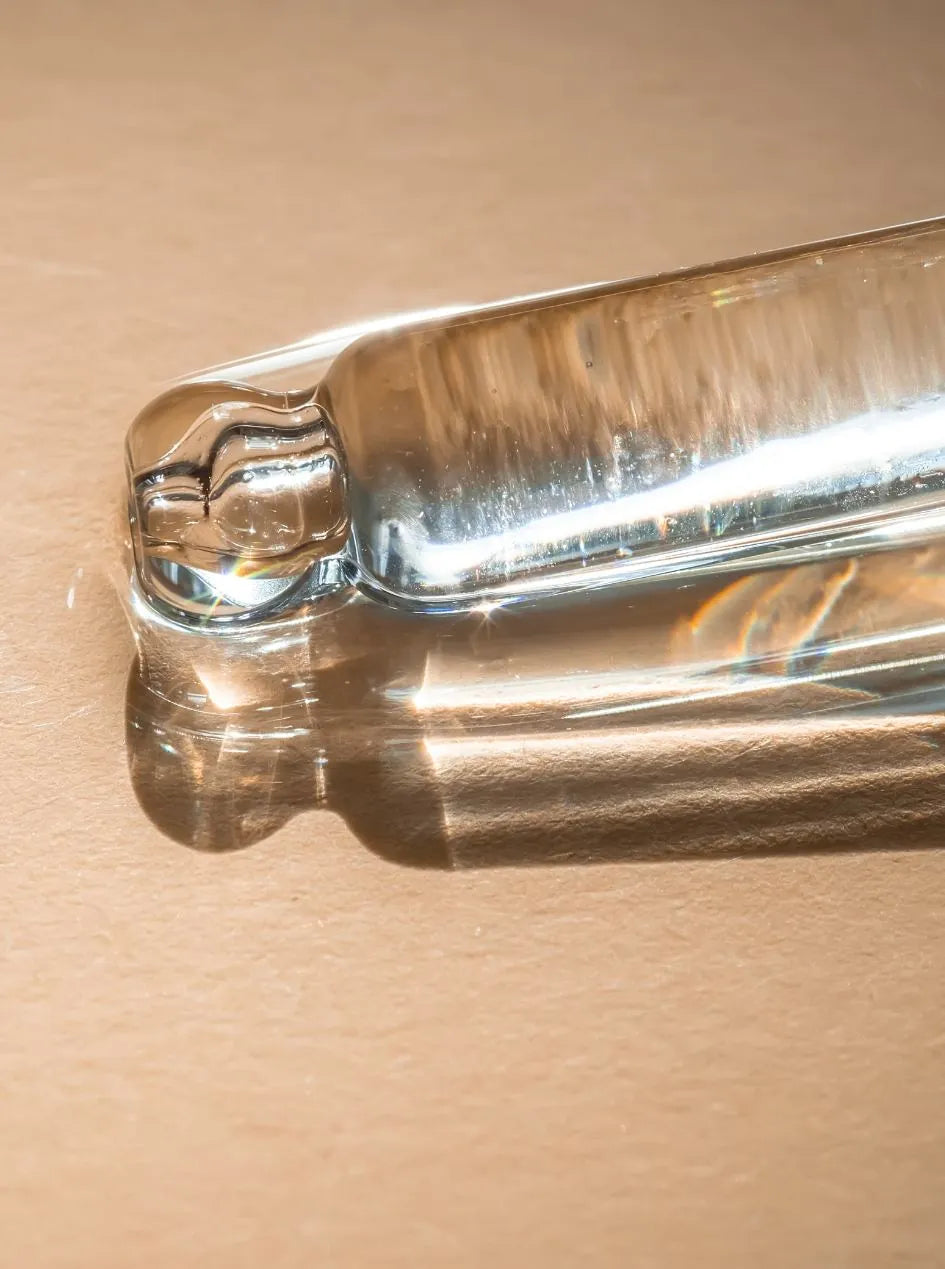 Pipette mit durchsichtiger Hautpflege – Symbol für präzise und wirksame Inhaltsstoffe.
